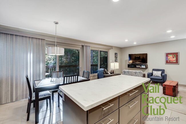 Building Photo - 4660 Racquet Club Dr