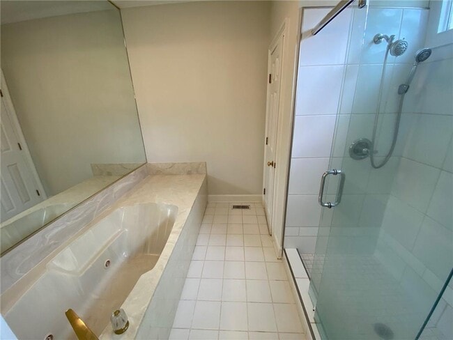 Building Photo - 7155 Roswell Rd