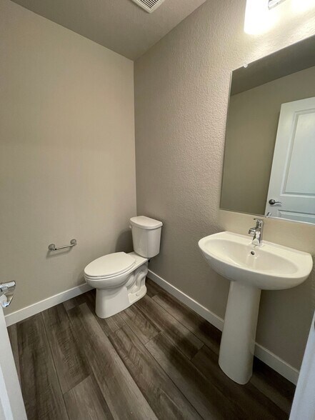 Building Photo - 922 Colorado River Ave