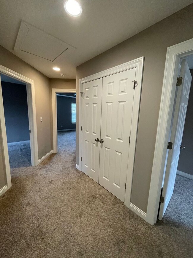 Building Photo - Custom Built 3 bed 2.5 bath Home Nestled A...