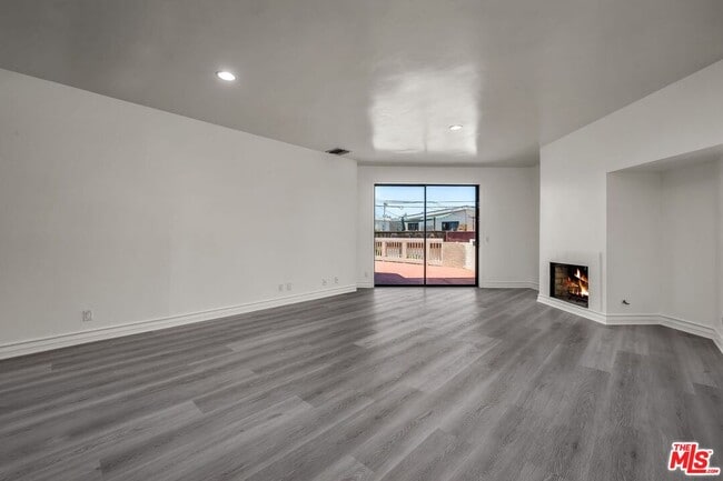 Building Photo - 7301 Vista Del Mar