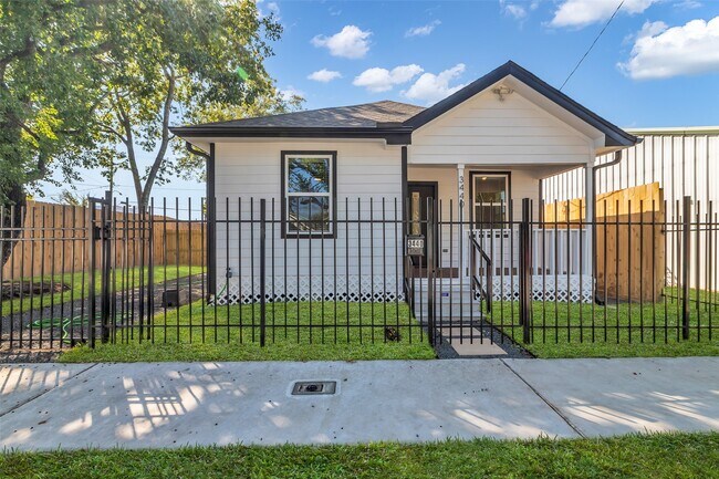 Primary Photo - 3440 Bremond St