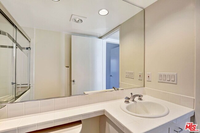 Building Photo - 811 21st St