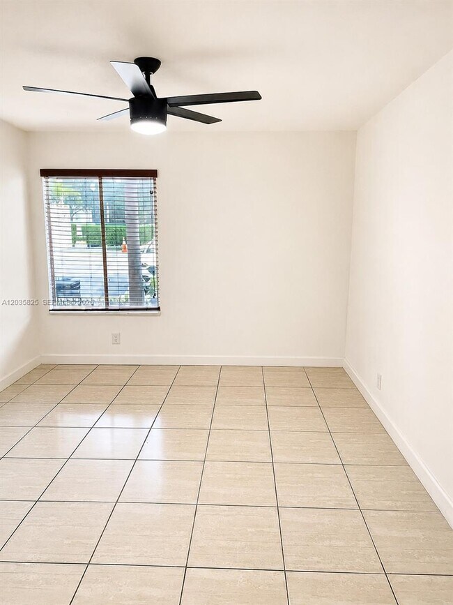 Building Photo - 663 Vista Isles Dr