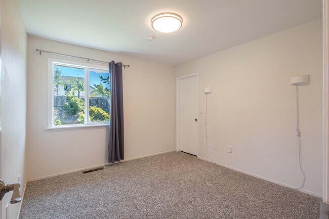 Building Photo - 512 Bluerock Dr