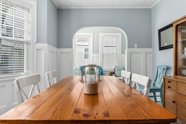 Building Photo - 100 S Amherst Ave