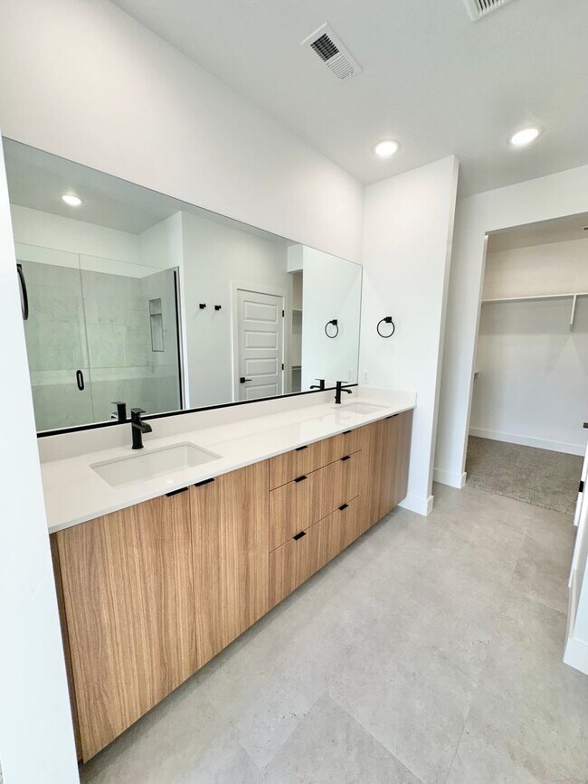 Building Photo - PET FRIENDLY!! HURRICANE TOWNHOME! END UNIT!