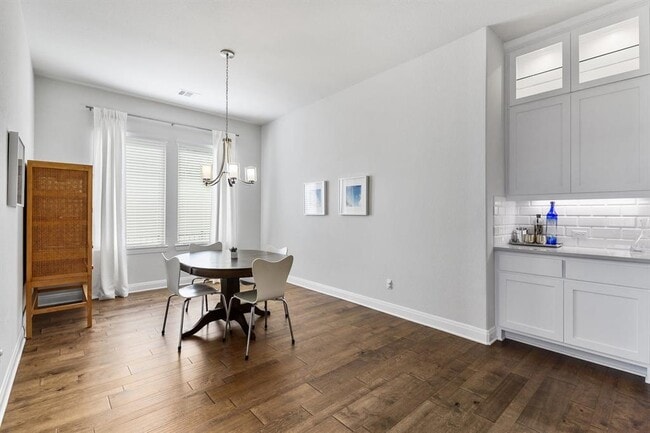 Building Photo - 304 Gulfton St