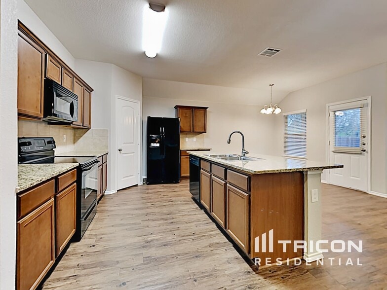 Building Photo - 3025 Iris Dr