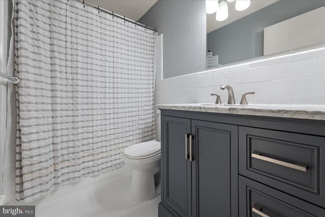 Building Photo - 641 W Country Club Dr