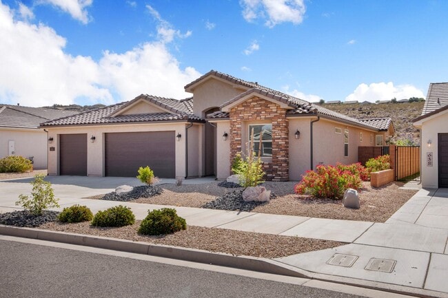Building Photo - 646 N Sandy Talus Dr