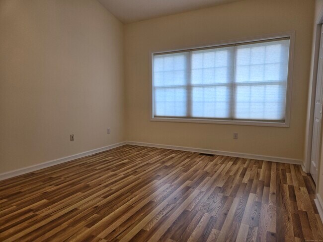 Building Photo - 511 Elm St