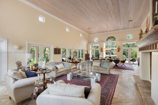 Building Photo - 10100 Lakeside Dr