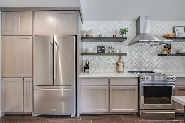 Building Photo - 1810 Lakeshore Dr