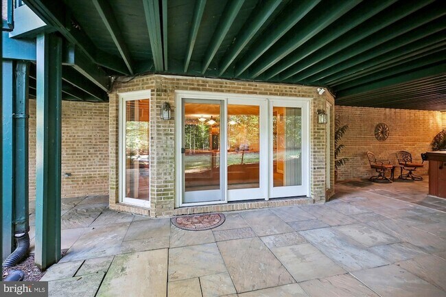 Building Photo - 9454 Newbridge Dr