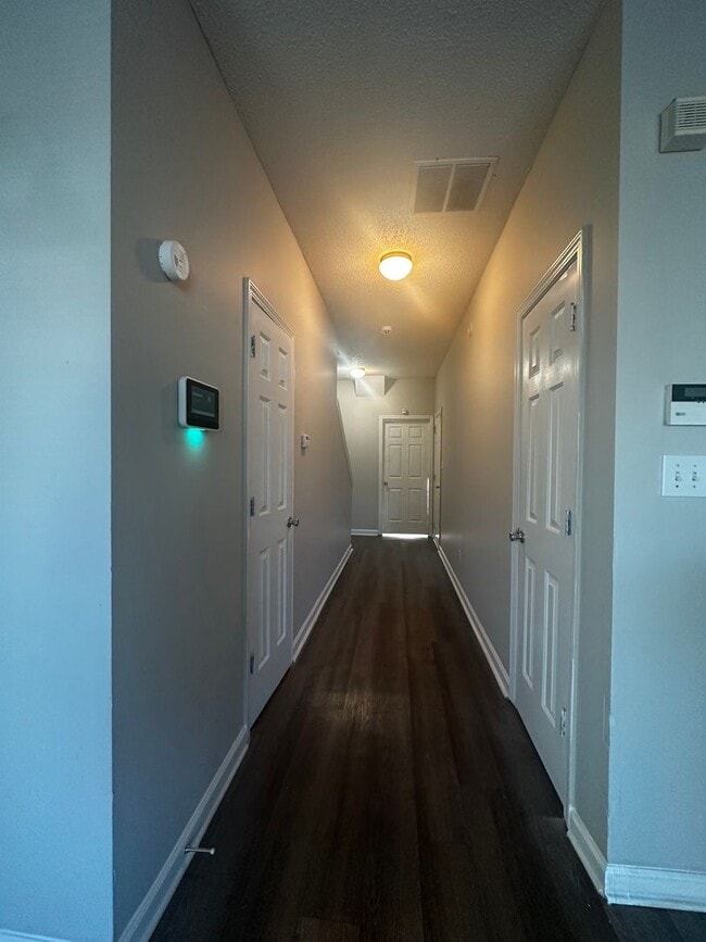 Building Photo - Spacious 3-bedroom, 2.5-bathroom End-unit townhome