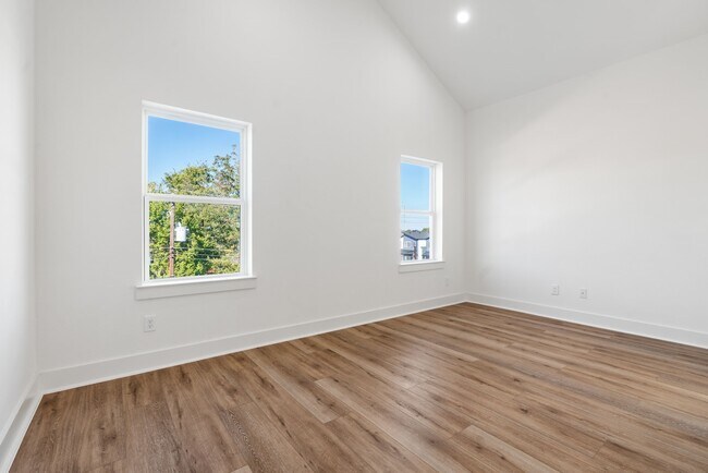 Building Photo - 868 E 35th St