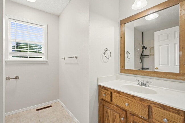 Building Photo - 511 E Dyann Dr