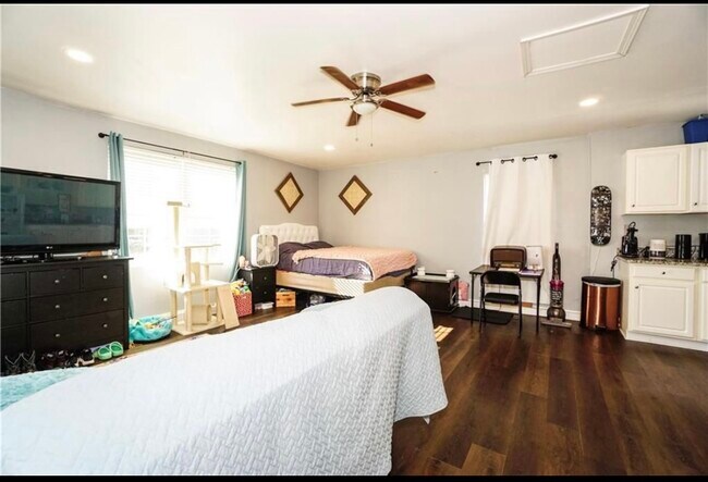 Building Photo - 434 Clearwater St