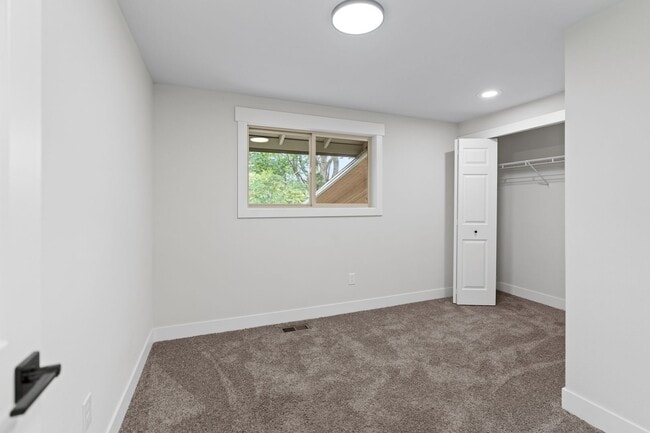 Building Photo - Gorgeous South Hill Home