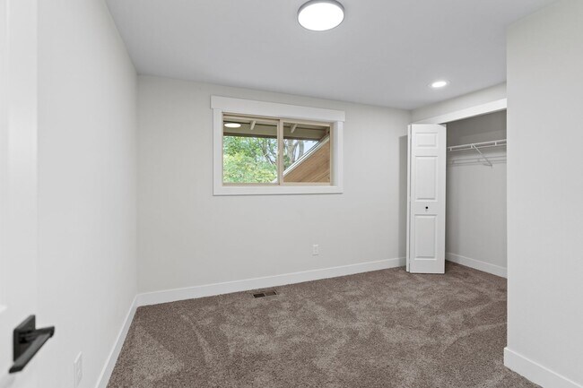 Building Photo - Gorgeous South Hill Home W/ $1000 Move in ...