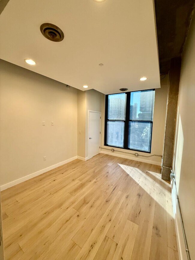 Building Photo - 21 E 6th St