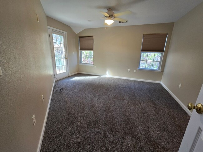 Building Photo - Fresh 2 bedroom, 2 bathroom condo located in Meadows on the Parkway in the heart of Boulder.