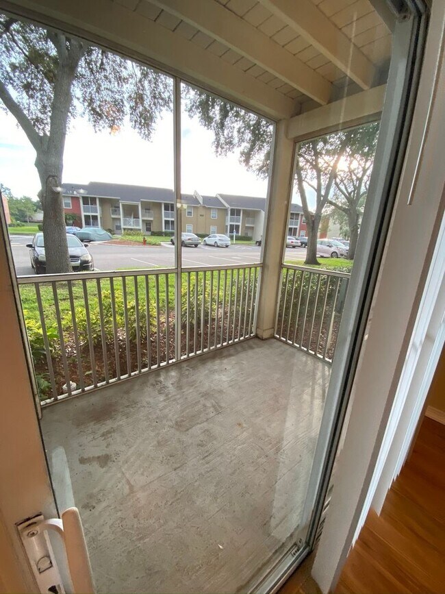 Building Photo - Ground Floor 1 BR + Den in Brandon with Resort Amenities - Up to one Month Free!