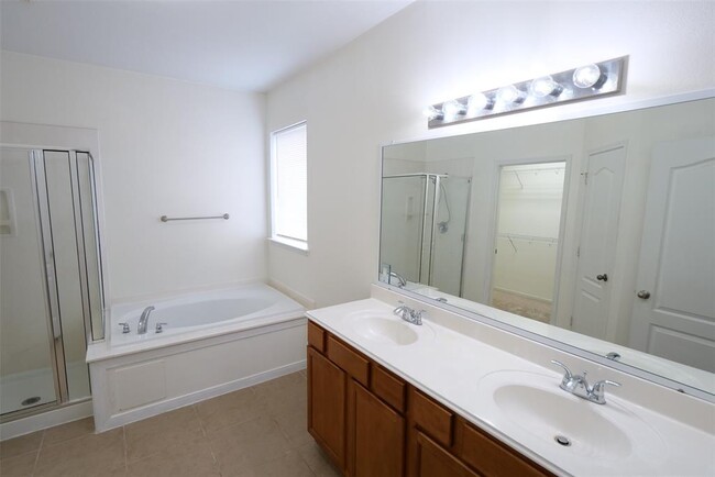 Building Photo - 3030 Sunchase Ct