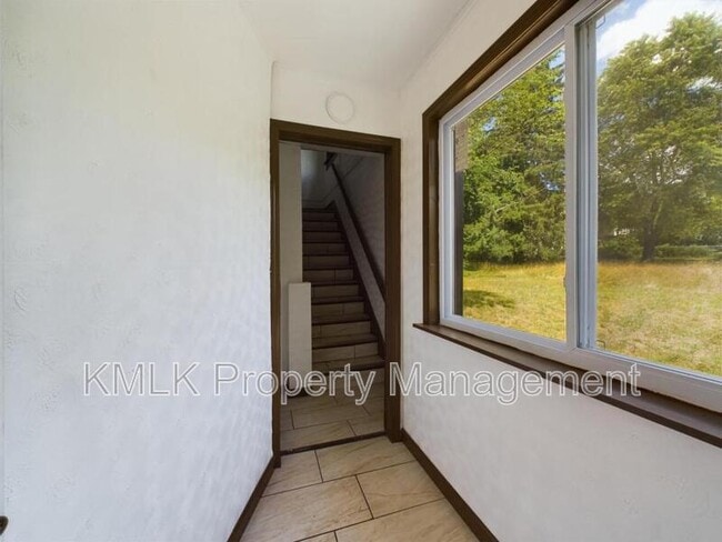 Building Photo - 187 W Long St