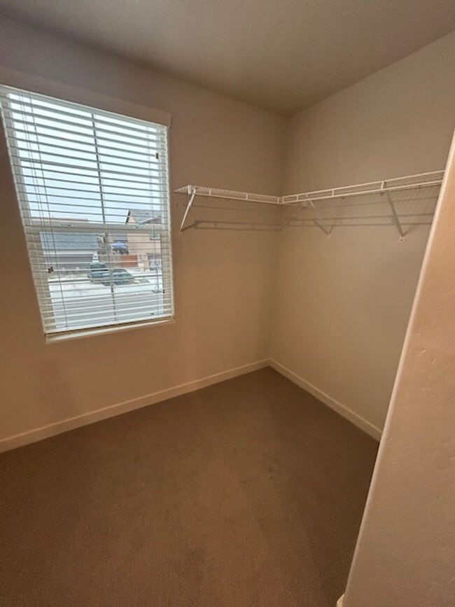 Building Photo - Newer 5 Bedroom 3 Bathroom in Tulare!