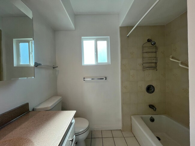 Building Photo - Upgraded West Hills 3+2, READY FOR MOVE-IN!