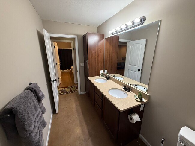 Building Photo - Nowells Subdivision Town Homes - Fully Furnished and Utilities Included