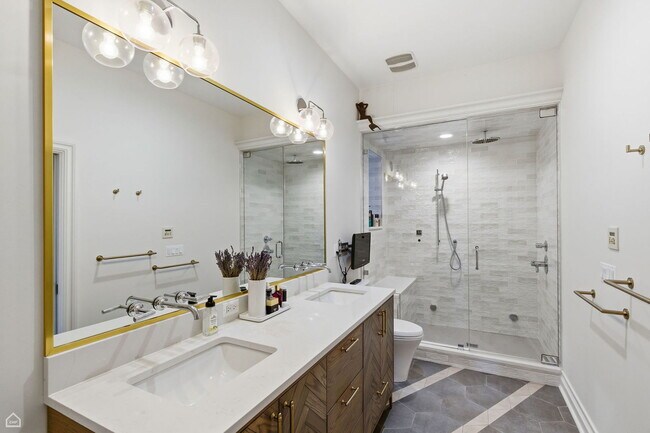 Building Photo - 952 N Racine Ave