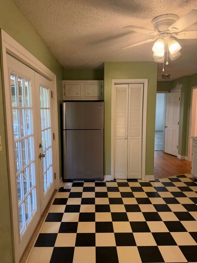 Building Photo - 105 Demille Dr