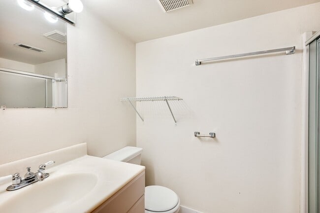 Building Photo - Charming 5 bedroom house with yard!! Close...