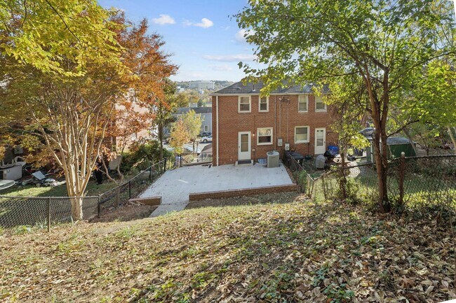 Building Photo - Charming and inviting two-bedroom home in an unbeatable location.