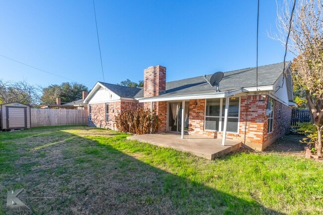 Building Photo - Cul-de-Sac 3/2/2; NEW INTERIOR PAINT DEC 2025; NEW CARPET DEC 2025!