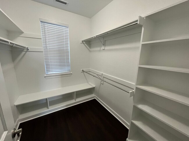 Building Photo - 4 Bedroom, 3.5 Bath Condo in Coveted Spenc...