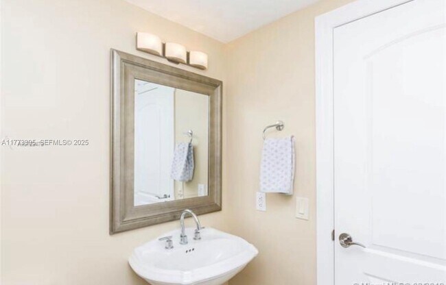 Building Photo - 17555 Collins Ave