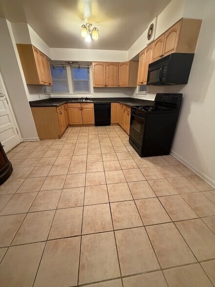 Building Photo - 314 E 83rd St