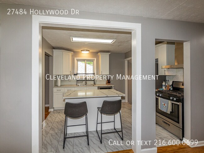 Building Photo - 27484 Hollywood Dr