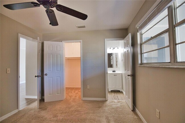 Building Photo - 1056 Venetian Pkwy