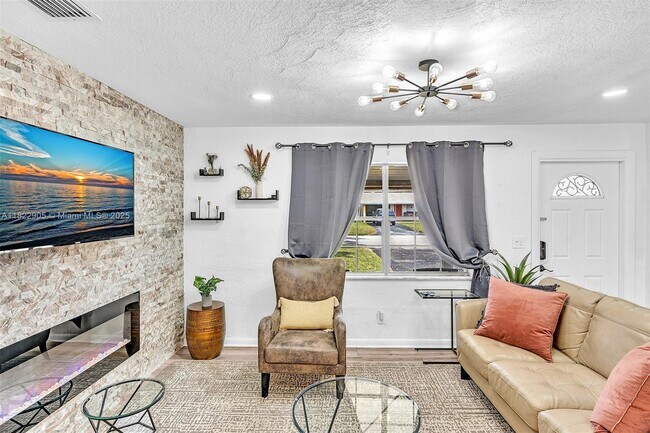 Building Photo - 4633 SW 28th Ave