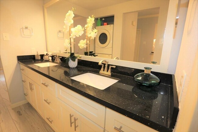 Building Photo - 2255 Braeswood Park Dr