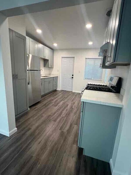 Building Photo - 7097 Central Ave