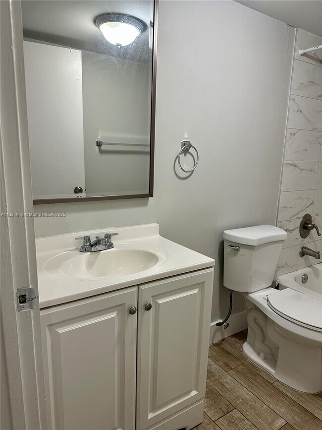Building Photo - 2565 W 56th St