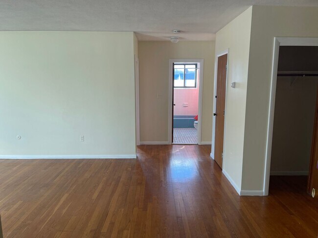 Building Photo - VERY  Spacious Sunny  2 bed Heat Hw parking Inc Close to train and 57/66 bus Heat HW I6. or 9.1