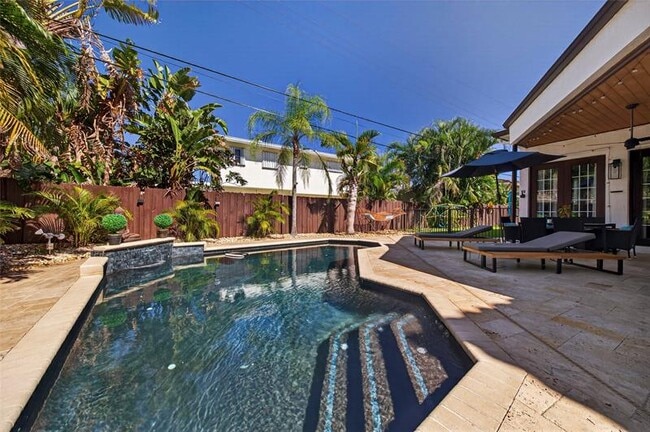 Building Photo - 2211 NE 43rd St