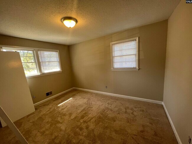 Building Photo - 1136 W Fairhill Dr